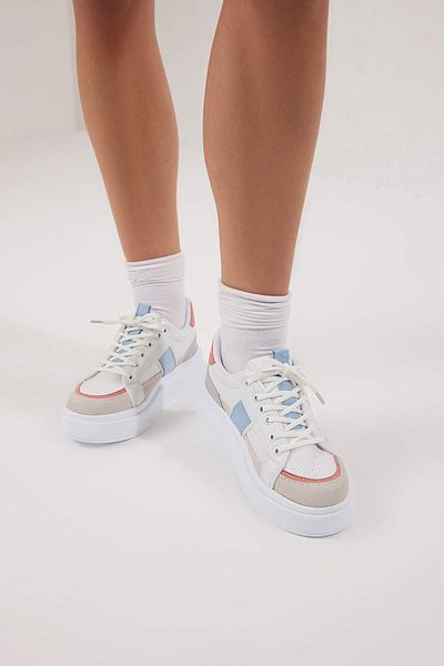 TRENDYOL SHOES Weiße Farbblock-Schnürschuhe mit dicker Sohle für Damen im Retro-Stil TAKSS25SN00062