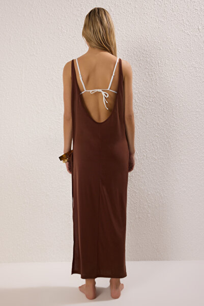 Trendyol Collection Hnědé midi pletené plážové šaty s bočním zavazováním a hlubokým rozparkem TBESS25EL00115