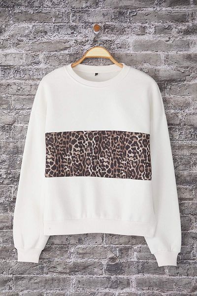 Edit by Trendyol Ecru Dickes Fleece-Sweatshirt mit Leopardenmuster und Rundhalsausschnitt TEDAW25SW00073
