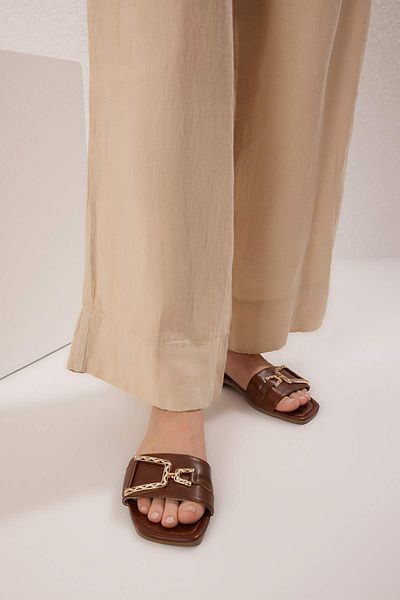 TRENDYOL SHOES Καφέ αξεσουάρ Λεπτομερείς φλατ γυναικείες κομψές παντόφλες TAKSS25TE00047