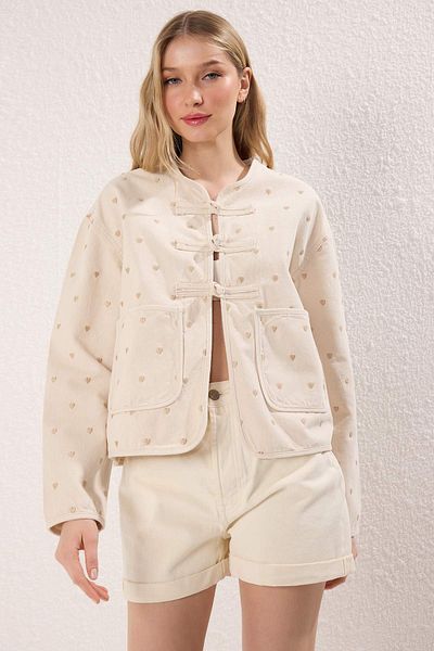 Trendyol Collection Džínová bunda Ecru Heart Embroidered Pocket Detail TWOSS25CE00049