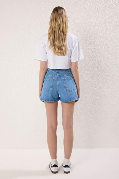 Trendyol Collection Kék kő részletes, normál derékú City Boy farmer rövidnadrág TWOSS25SR00176