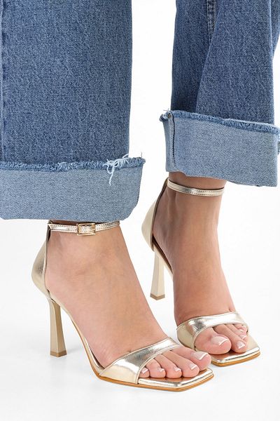 Shoeberry Γυναικεία παπούτσια Vinetta Gold με γυαλιστερό τακούνι
