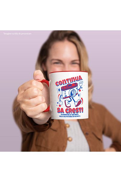 StoryGift Romania Cana cu Aparat Foto Cu Manusi De Personaj Fictiv Hobby Fotografie Text Continua , Cu Maner Rosu STG