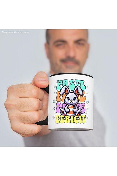 StoryGift Romania Cana cu Iepure De Paste Mov Vesel Cu Ou Colorat In Brate Text Paste Fericit, sar, Cu Maner Negru