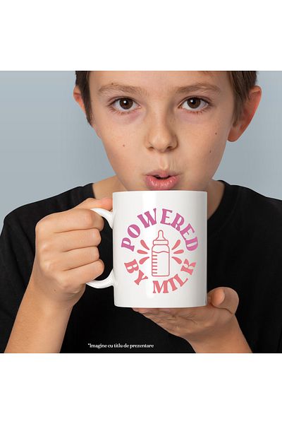 StoryGift Romania Cana Cu Textul In Engleza "powered By Milk" - Alimentat Cu Lapte Biberon Bebelus, Cu ,stg