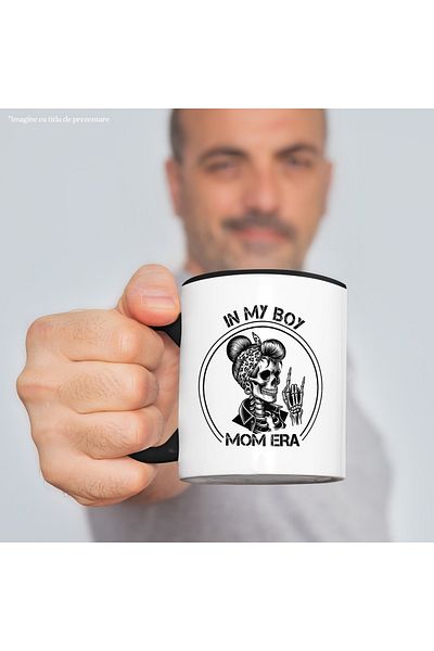 StoryGift Romania Cana cu un schelet de femeie cu mesajul "In my boy Mom Era", ilustratie, mama, b, Cu Maner Negru