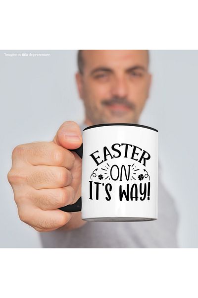 StoryGift Romania Cana cu mesajul in engleza "Easter on it's way" - Pastele e pe drum cu Maner Neg, Cu Maner Negru