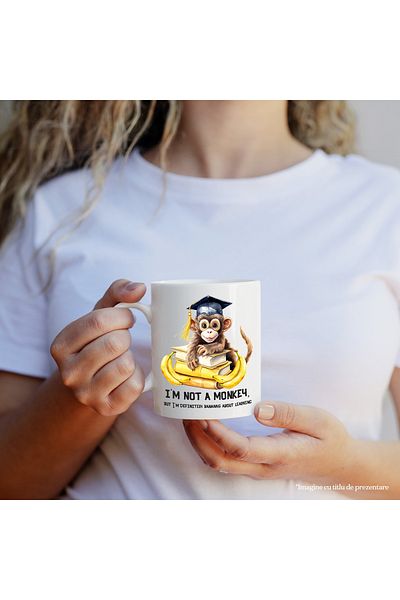 StoryGift Romania Cana cu o maimutica vesela care are carti si banane | ilustratie | palarie de ab, Cu Maner Alb