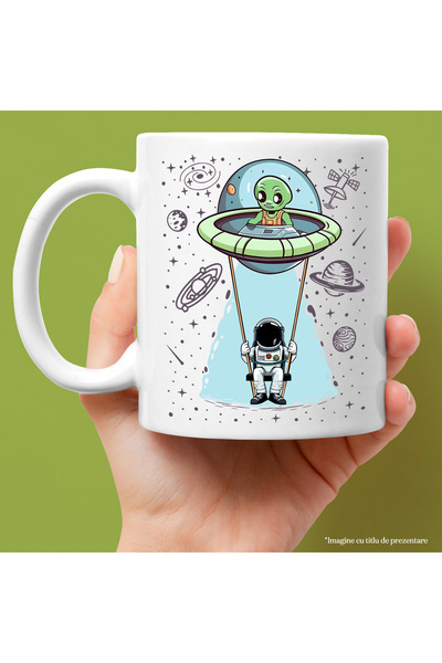 StoryGift Romania Cana cu un astronaut care se da intr-un leagan atasat de o farfurie zburatoare |, Cu Maner Alb