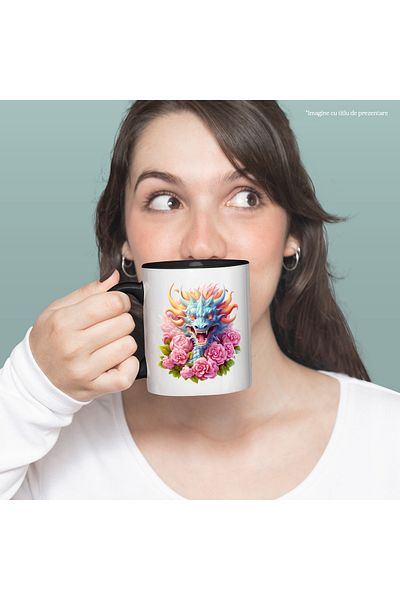 StoryGift Romania Cana cu un dragon agresiv, ilustratie, ochi in flacari, floricele, roz, an chine, Cu Maner Negru