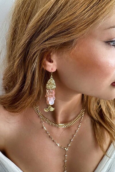 BYP Atelier أقراط السمكة المطرزة باللون الوردي الفاتح