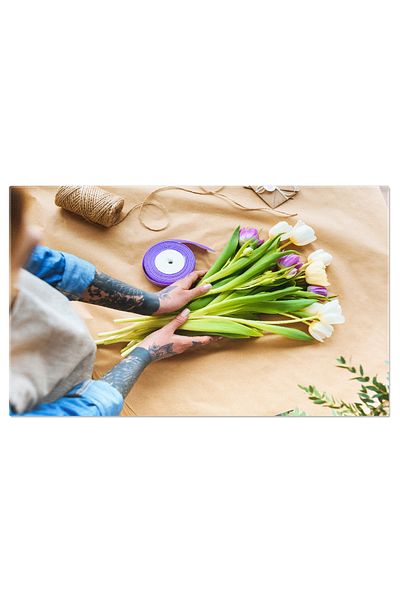StoryGift Romania Tablou Canvas Armonie Florala Florareasa Aranjand Un Buchet De Lalele, Celebrand Frumusetea Nat