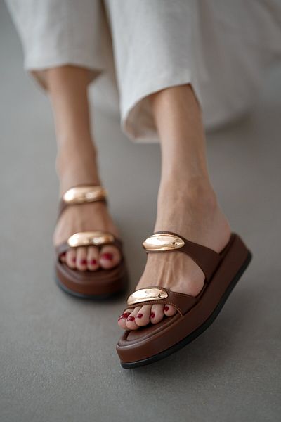 selinshoes Γυναικείες παντόφλες Agathe Gold Buckle Λεπτομερείς ΚΑΦΕ