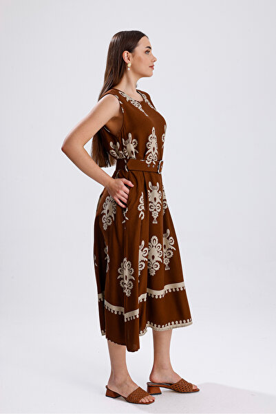 Sense Beli Kemerli Yaka Arkası Top Düğmeli Kolsuz Dokuma Viskon Ellbise | ELB36223 Kahve Desenli