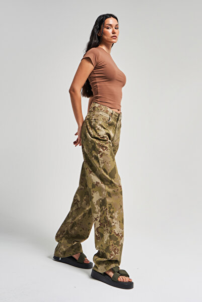 its basic Цветен памучен деним камуфлажен панталон със средна талия - свободна кройка