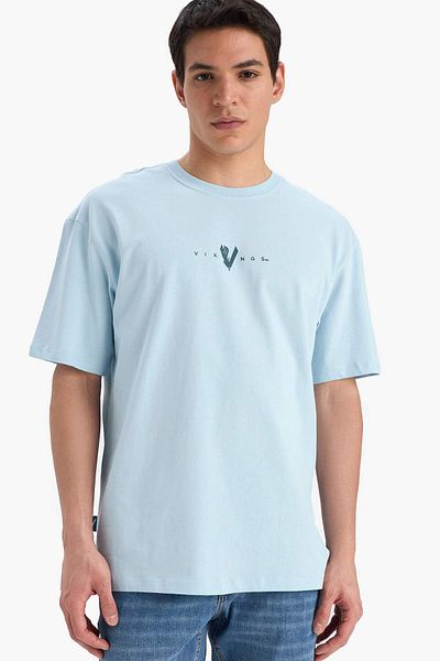 DeFacto 100% βαμβάκι Vikings Comfort Regular Fit Άνετη εφαρμογή Crew λαιμόκοψη πίσω εμπριμέ κοντομάνικο μπλουζάκι B809