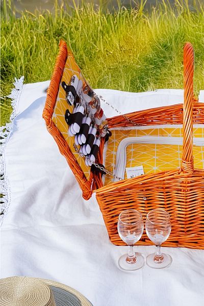 GUNES ZUCCACIYE Perotti Picno Italy 4-Person Wicker Yellow Lined Portable Picnic Basket with Cooler