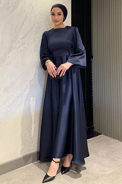 julude Βραδινό φόρεμα με μπλε ναυτικό πλαϊνό δαντέλα με λεπτομέρεια Hijab Satin