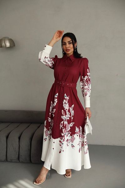 WellWay Rochie de culoare burgundă cu detaliu cu nasturi, guler de cămașă cu model floral din țesătură Atlas (CUREA INCLUSĂ)-2501