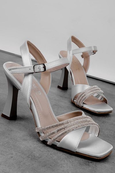 Lal Shoes & Bags حذاء Badra نسائي بكعب متقاطع وحزام كاحل من الساتان ومزين بأحجار - رمادي