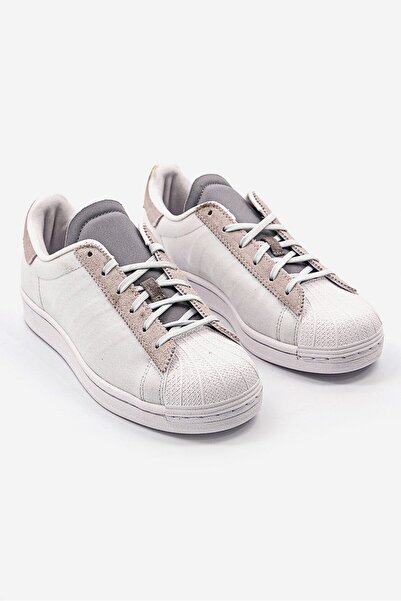 adidas حذاء رياضي سوبر ستار للأولاد من كيدز، باللونين الأبيض العاجي والأبيض