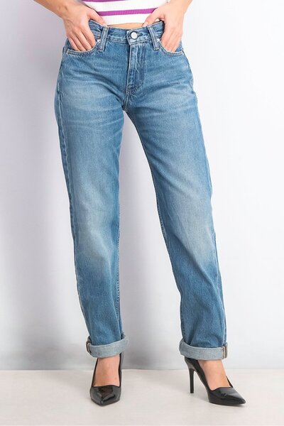 Calvin Klein بنطلون جينز نسائي بقصّة عادية، غير قابل للتمدد، أزرق مغسول