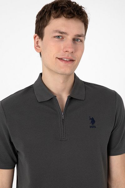 U.S. Polo Assn. تي شيرت رجالي ذو قصة عادية وسحاب منقوش باللون الفحمي 50306014-VR006
