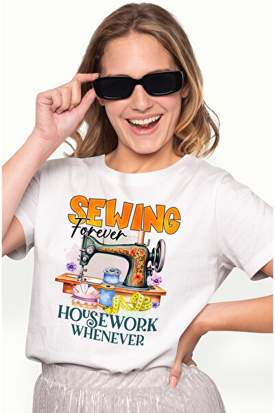 StoryGift Romania Tricou Femei cu mesajul "Sweing forever, housework whenever...