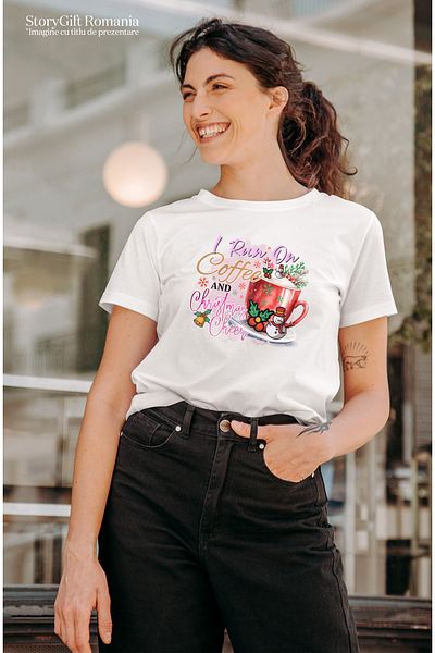 StoryGift Romania Tricou Femei cu o ceasca cu cafea cu mesajul "I run on coffee and Christmas Chee WHT_M