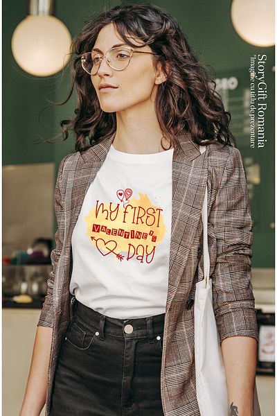 StoryGift Romania Tricou Femei Cu Mesajul "my First Valentine's Day", Inima, Sageata, Galben, Prim Wht_l