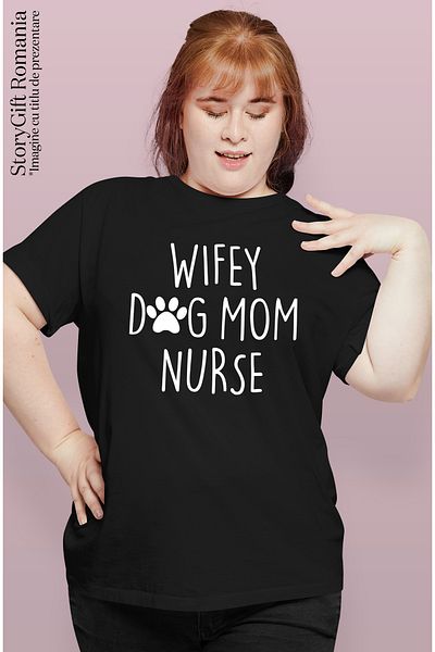 StoryGift Romania Tricou Femei cu textul in engleza "Wifey, dog mom, nurse" - sotie asistenta mama BLK_XL