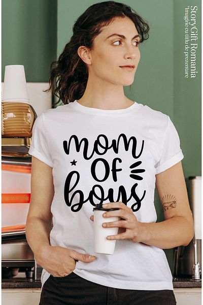 StoryGift Romania Tricou Femei Pentru O Mama De Baieti Cu Mesaj In Engleza Cu Imprimeu Pe Fata, 1 Wht_l
