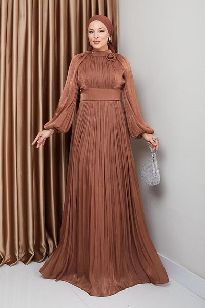 Olcay Blumendetailliertes, plissiertes Hijab-Abendkleid aus Yoryo-Seide TABA 1240