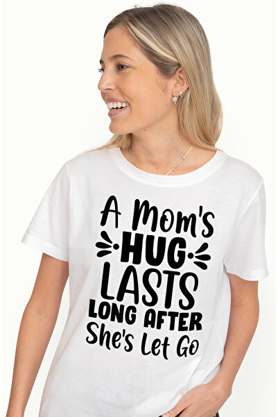 StoryGift Romania Tricou Femei cu textul "A mom's hug lasts long after she's ...