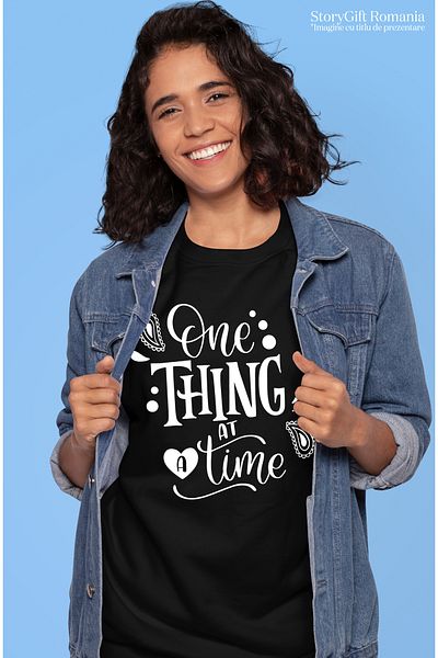 StoryGift Romania Tricou Femei Cu Textul In Engleza "one Thing At A Time" - Cate Un Lucru Pe Rand Blk_m