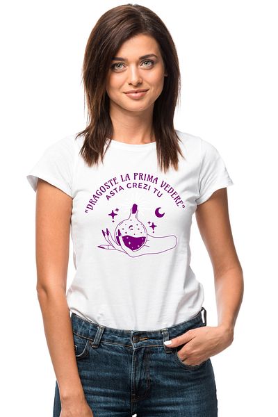 StoryGift Romania Tricou Femei Potiune magica in mana fata text haios Dragoste La Prima Vedere Ast WHT_XS