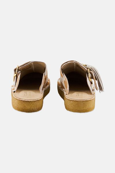 CLARKS قباقيب نسائية قياسية من Trek بطبعة بقرة ومشبك قابل للتعديل، متعددة الألوان