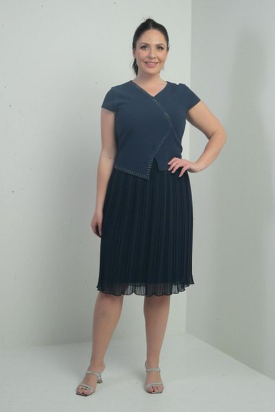 By Saygı Rochie scurtă de damă, cu detaliu de piatră, căptușită, cu fustă dublă din șifon, plisată, mărime mare