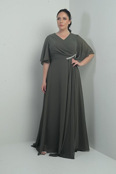 By Saygı Γυναικείο μακρύ σιφόν φόρεμα με λαιμόκοψη V με πέτρα στη μέση και φόδρα Plus Size