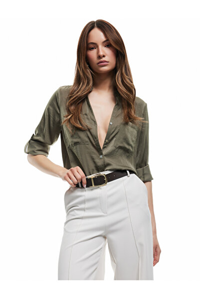 Koton قميص من الساتان بياقة مندرين وجيوب من القماش Aerobin وأكمام قابلة للطي