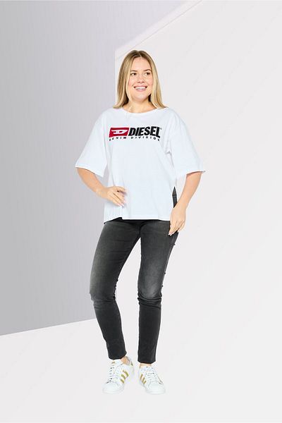 Diesel تي شيرت نسائي بأكمام قصيرة وياقة دائرية وشعار العلامة التجارية، أبيض