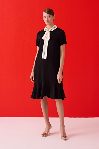 Jus De Pommes SİYAH VOLANLI YAKASI TAŞ İŞLEMELİ KISA ELBİSE