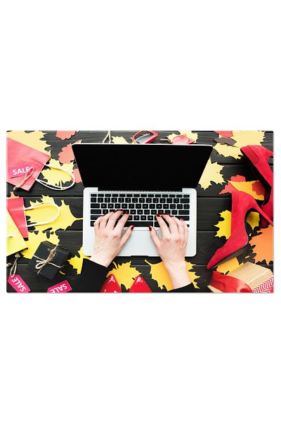StoryGift Romania Tablou Canvas Imbratisand Toamna Digitala Femeia Tinand Un Laptop Pe O Suprafata De Lemn Navig