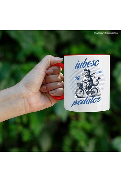 StoryGift Romania Cana Iubesc Sa Pedalez Pisica Motan Pe Bicicleta, 330ml, Ceramic Cu Maner Rosu, Cu Maner Rosu Stg
