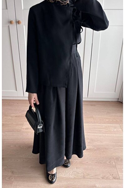 Rabia Ateş بدلة RA LUNA بتنورة سوداء مع تفاصيل أربطة