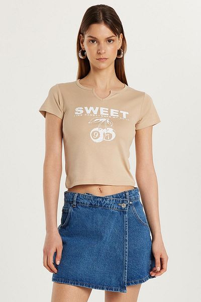 Tudors Tricou de damă, slim fit, cu mânecă scurtă, cu guler de pere, imprimat bej
