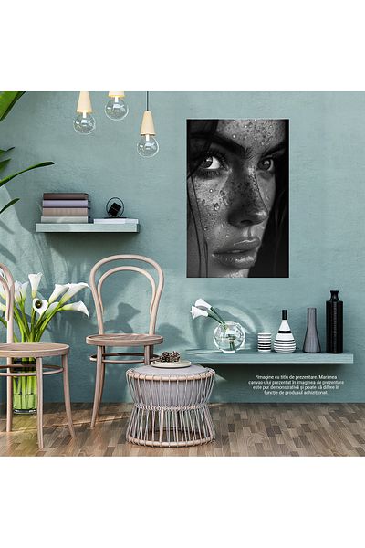 StoryGift Romania Tablou Canvas: Roua De Pe Chip Frumusete Intruchipata Cu Ochi Sticlosi Si Buze Mari Cu Pistrui