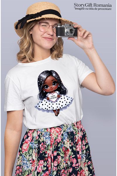 StoryGift Romania Tricou Femei Cu O Fetita De Culoare Care Tine O Inimioara Pe Care Scrie "happy V Wht_l