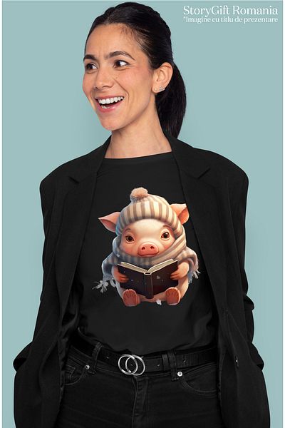 StoryGift Romania Tricou Femei cu un purcelus cu fular si caciula, ilustratie, carte, lectura, fri BLK_L